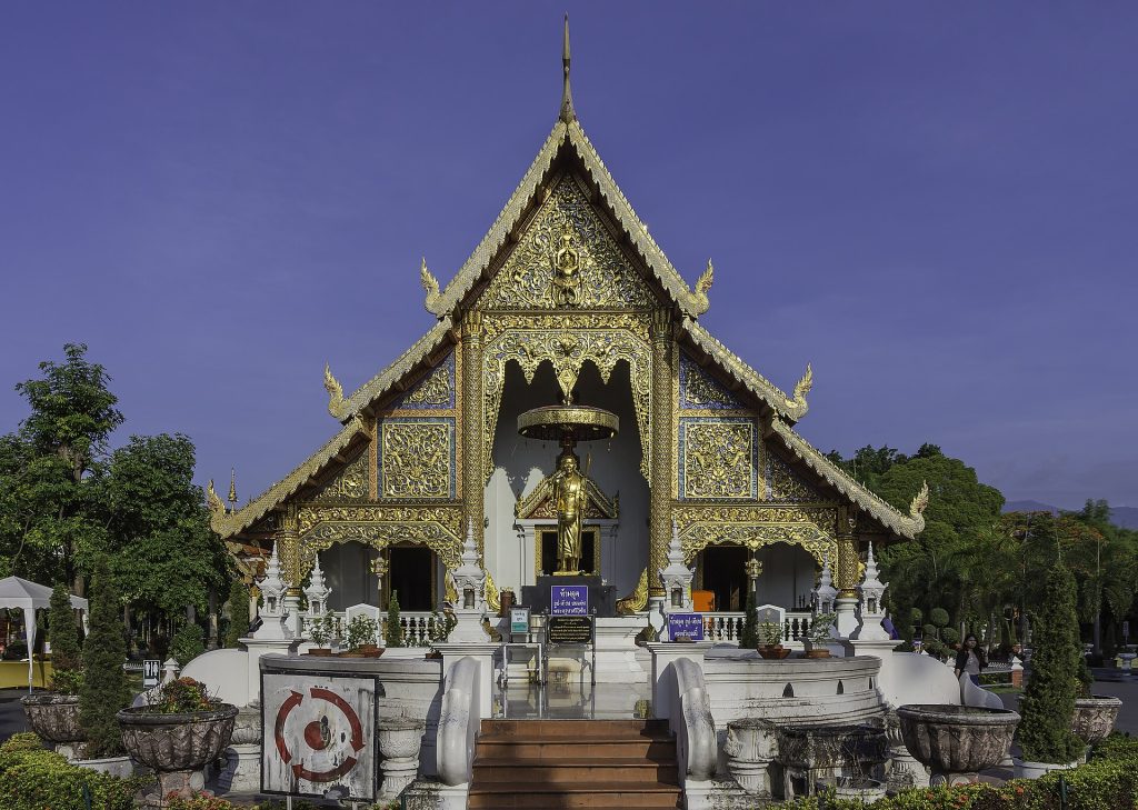清迈华富里寺金顶与屋脊