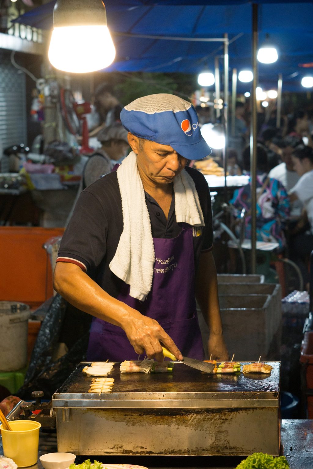 曼谷 Talad Neon 夜市，适合说明夜市环境和摊位选择