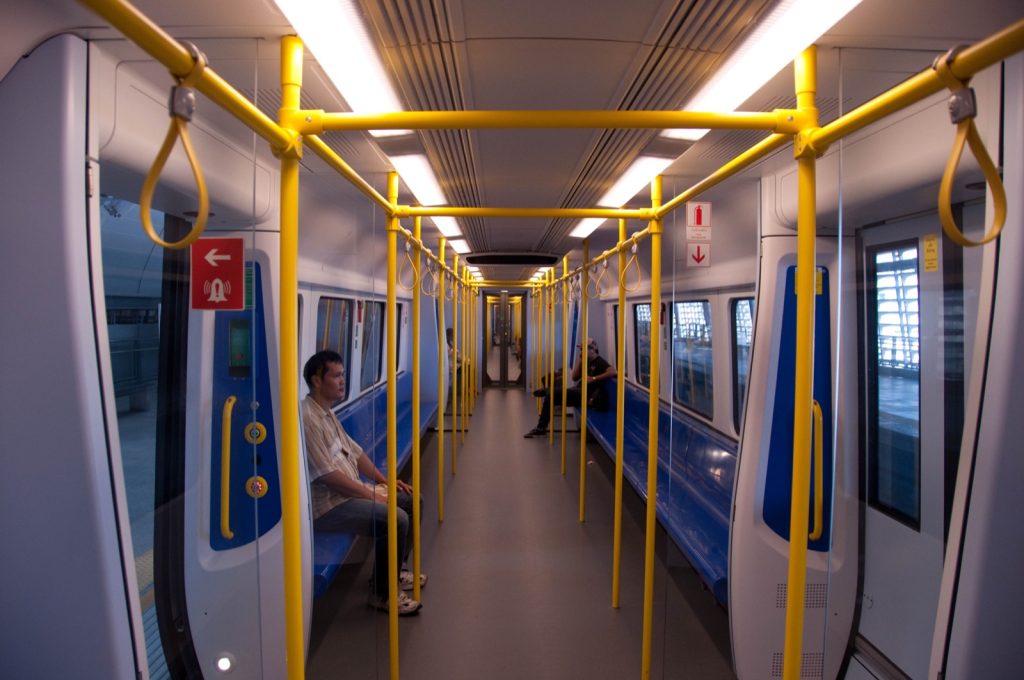 曼谷 Airport Rail Link 机场快线车厢内部空间