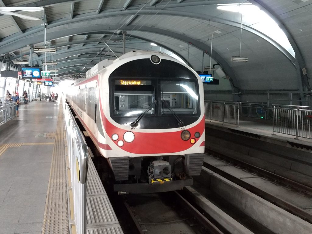 曼谷 Airport Rail Link 机场快线列车停靠 Phaya Thai 站