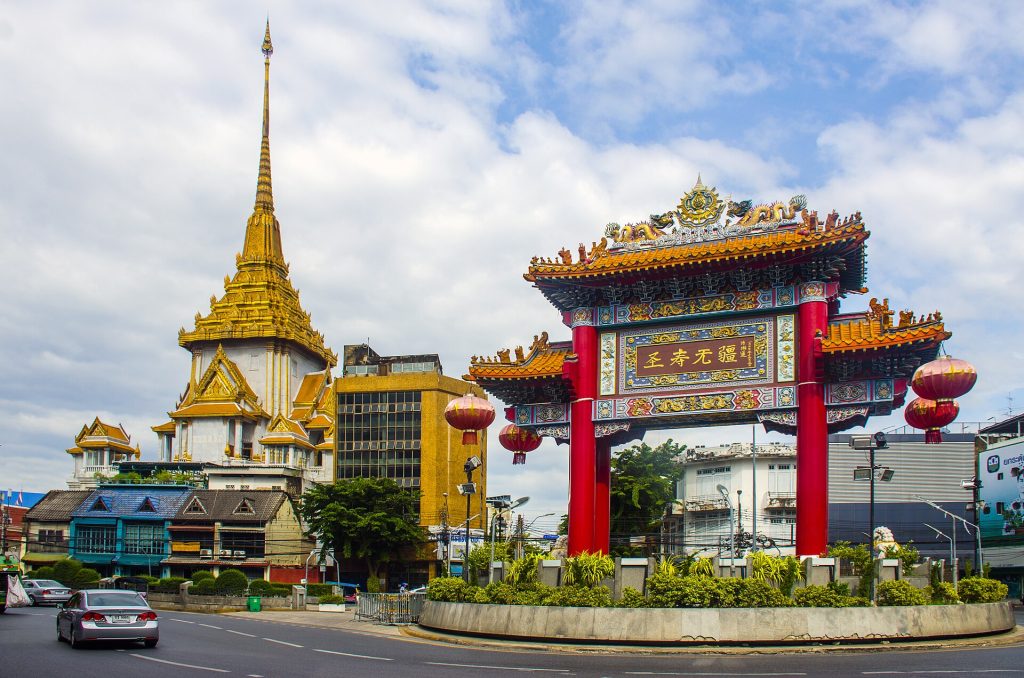 曼谷唐人街入口牌楼与城市街景