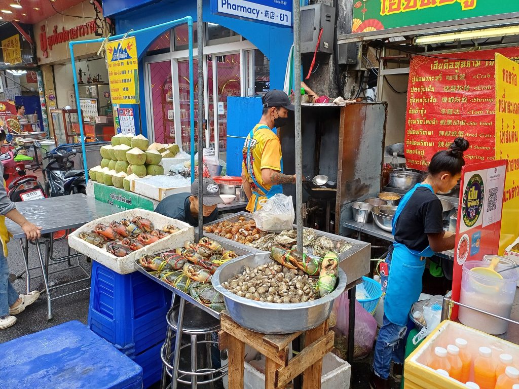 曼谷唐人街街头市场与行人
