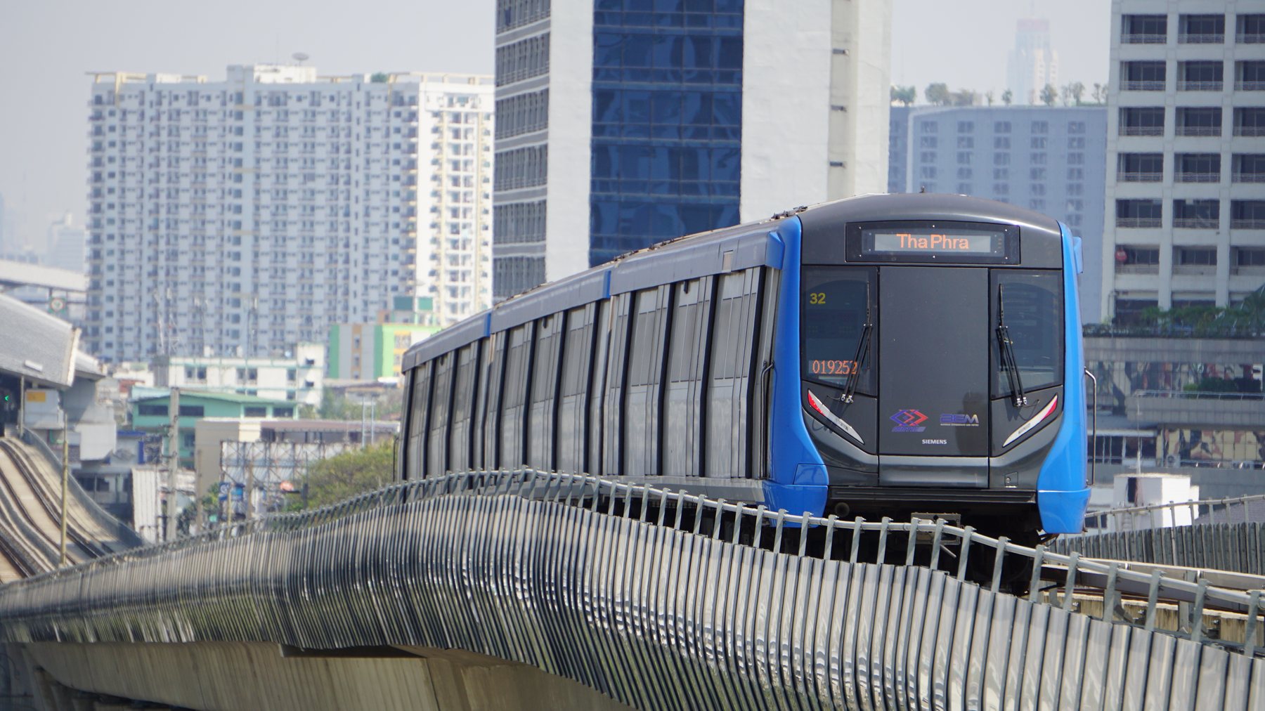 曼谷 MRT 蓝线列车进站