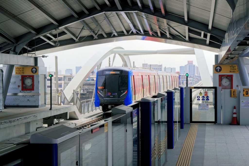 曼谷 MRT 地铁站台和驶离列车