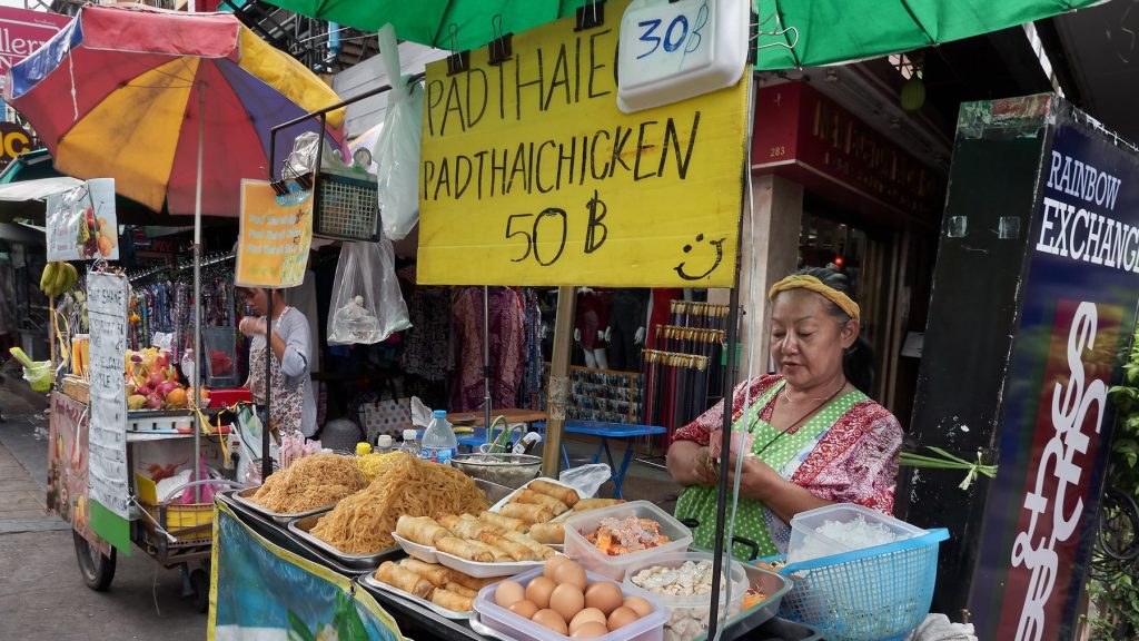 曼谷餐桌上的 Pad Thai 泰式炒河粉