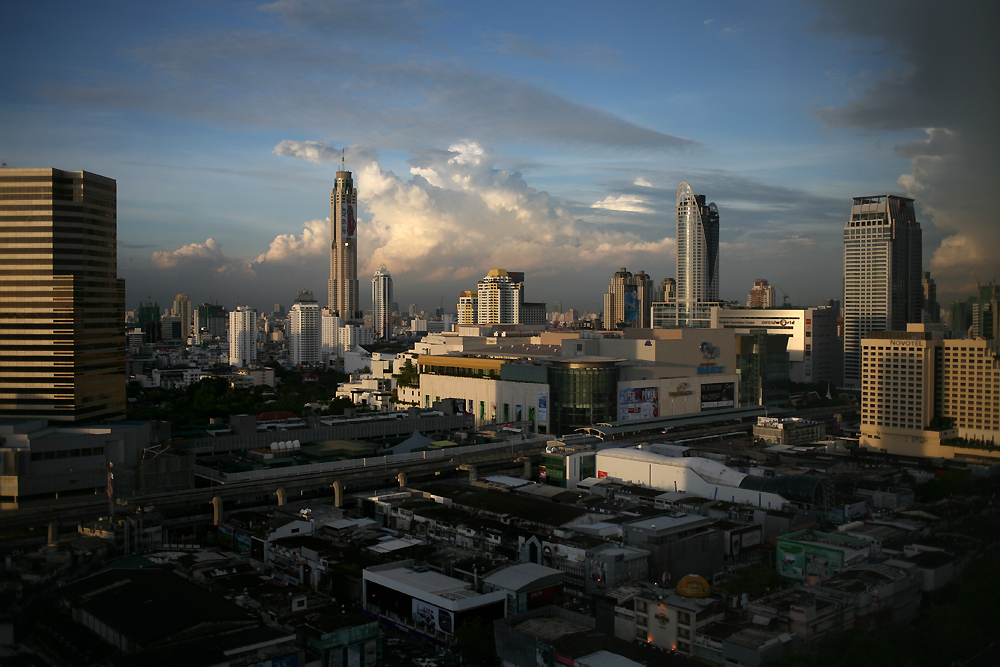 曼谷 Pathumwan 商圈街景，适合带孩子把午睡后的路线压在同一区域