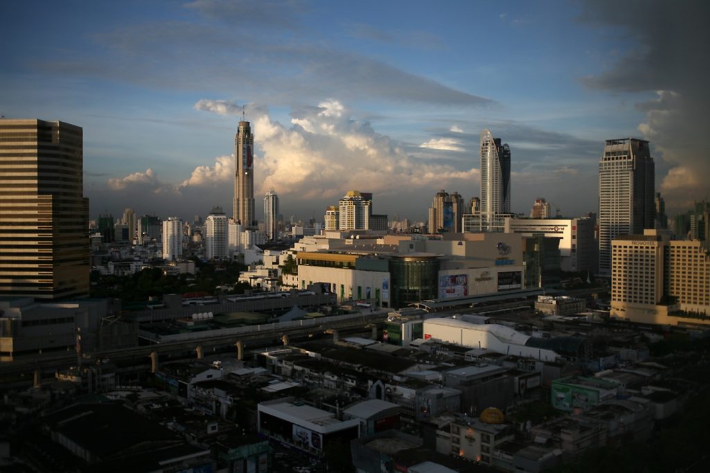 曼谷暹罗商圈 Pathumwan 区街景和高架交通