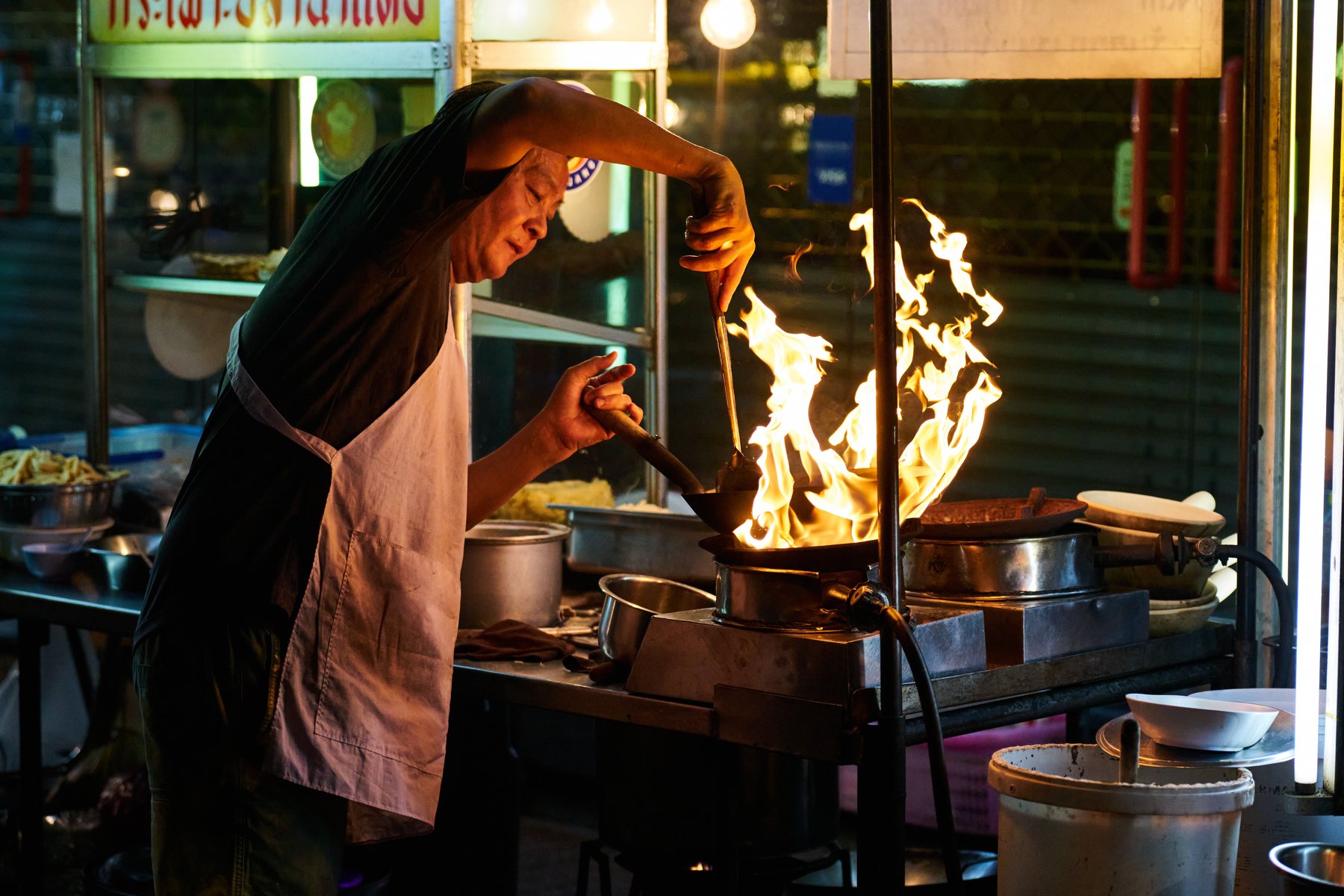 曼谷夜市里热闹的街头美食摊位