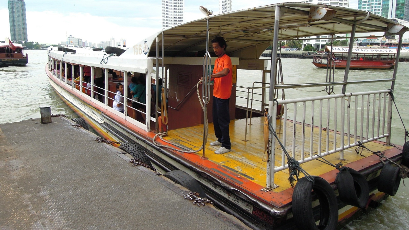 曼谷 Sathorn Pier 湄南河交通船和码头画面
