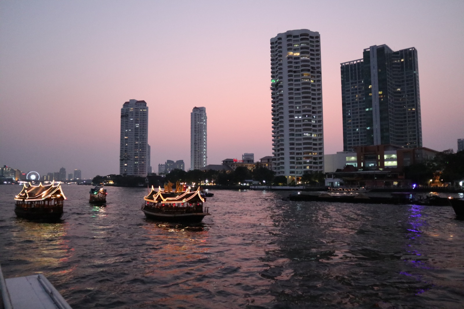 曼谷湄南河日落时分河面和城市天际线