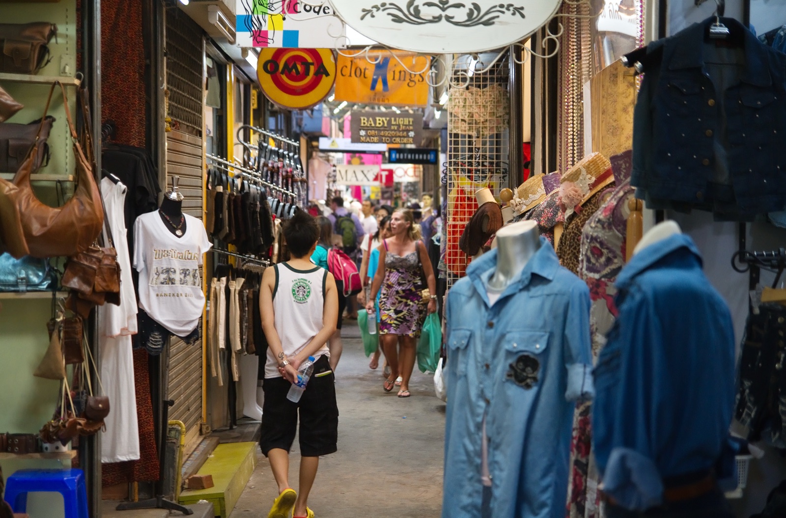 Chatuchak Weekend Market 巷道、人流和服饰摊位