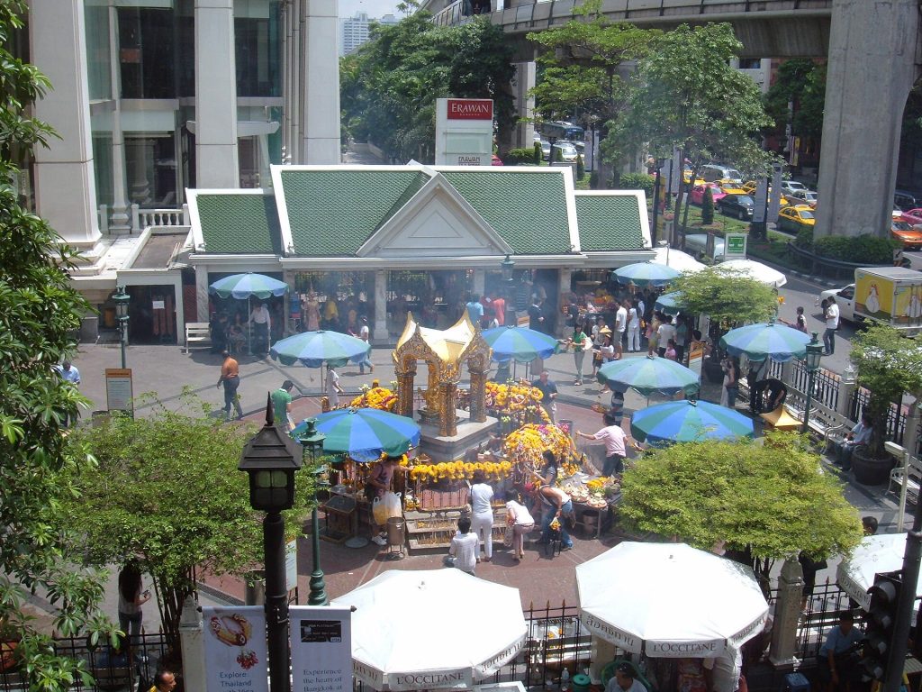 从行人天桥看曼谷四面佛与周边道路