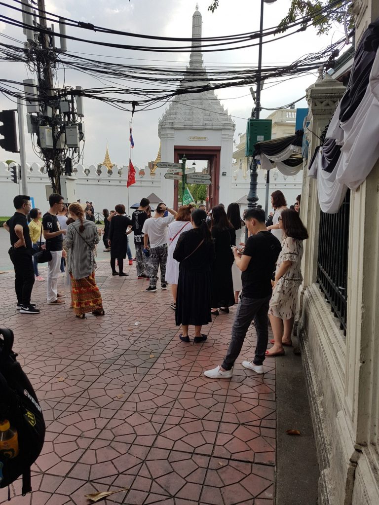 游客在曼谷大皇宫区域参观游览