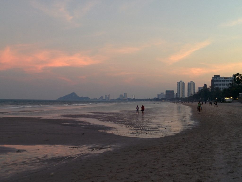 华欣海滩傍晚散步和海边光线