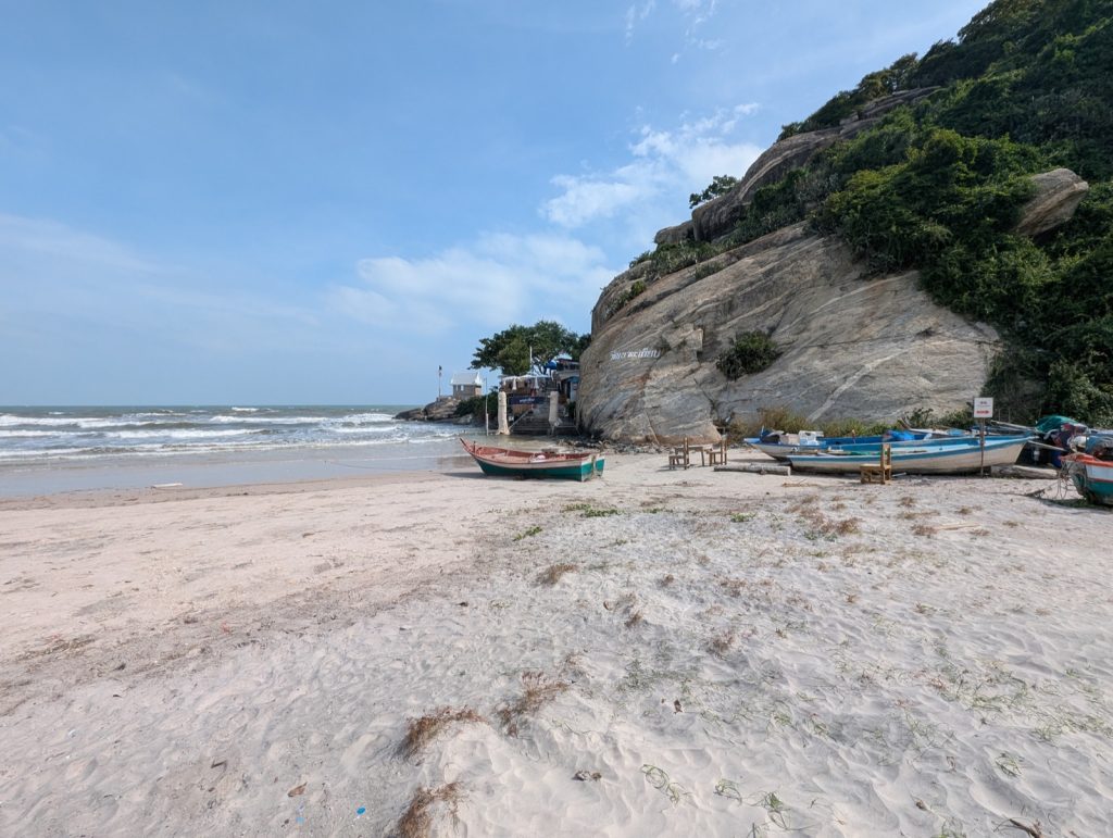 华欣海滩宽阔沙滩和海边建筑