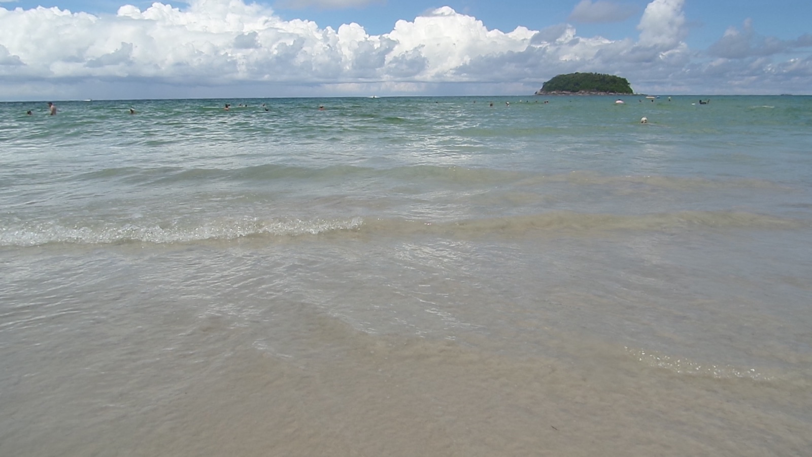 晴天普吉岛卡塔海滩海水和沙滩