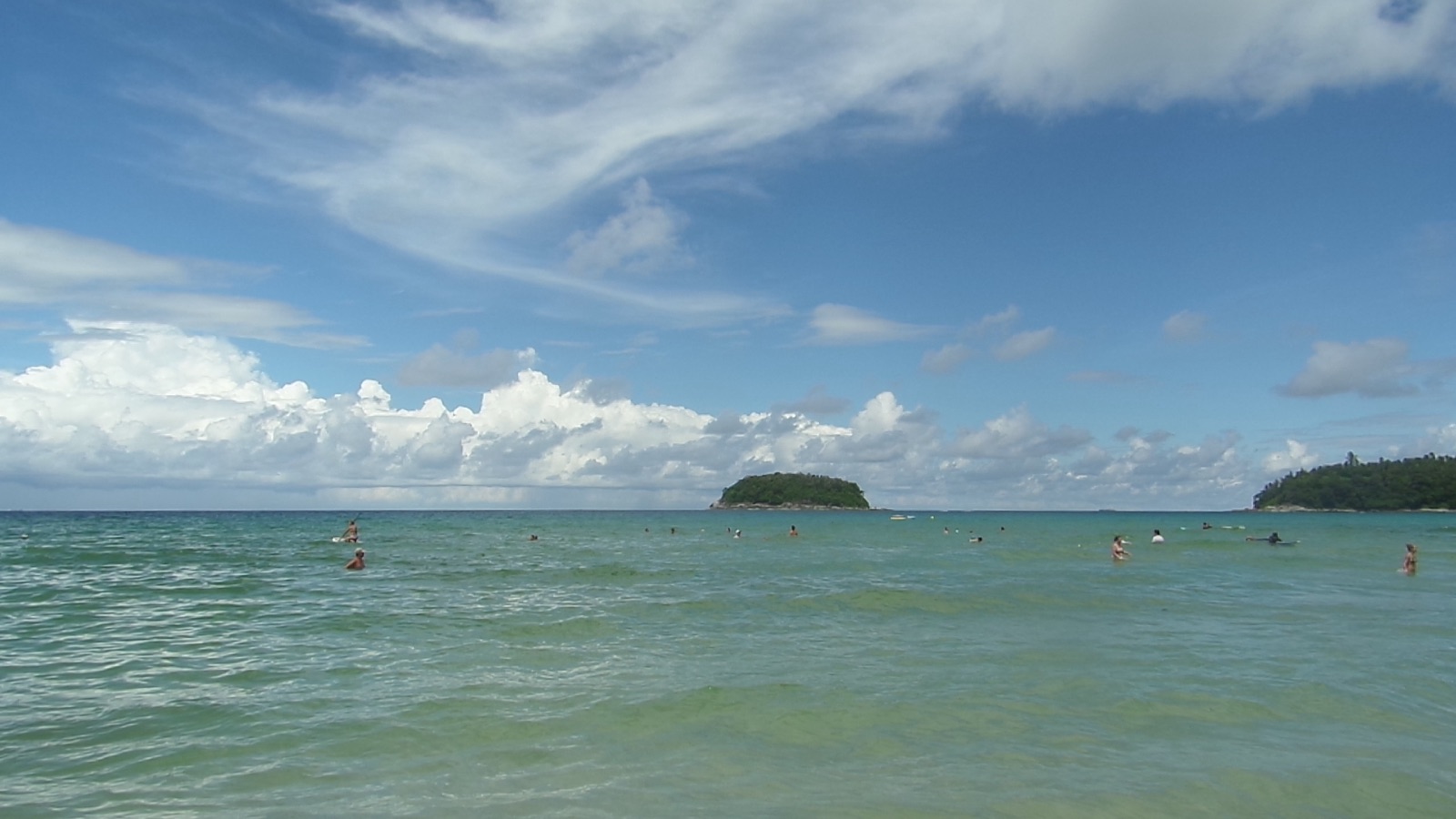 普吉岛卡塔海滩白天海湾和沙滩