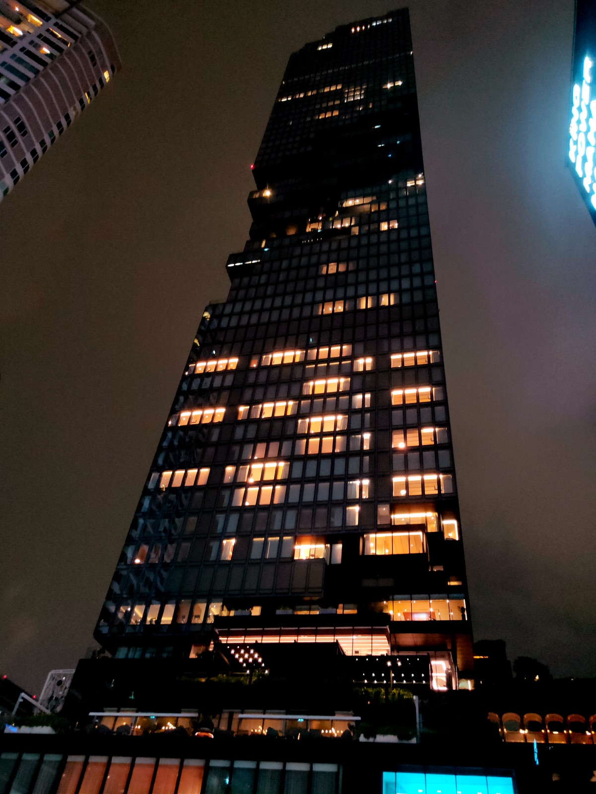 King Power Mahanakhon 楼下仰拍角度