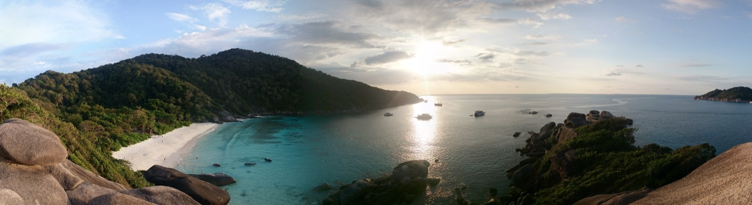 从 Sailboat Rock 俯瞰 Ko Similan 海湾和船只
