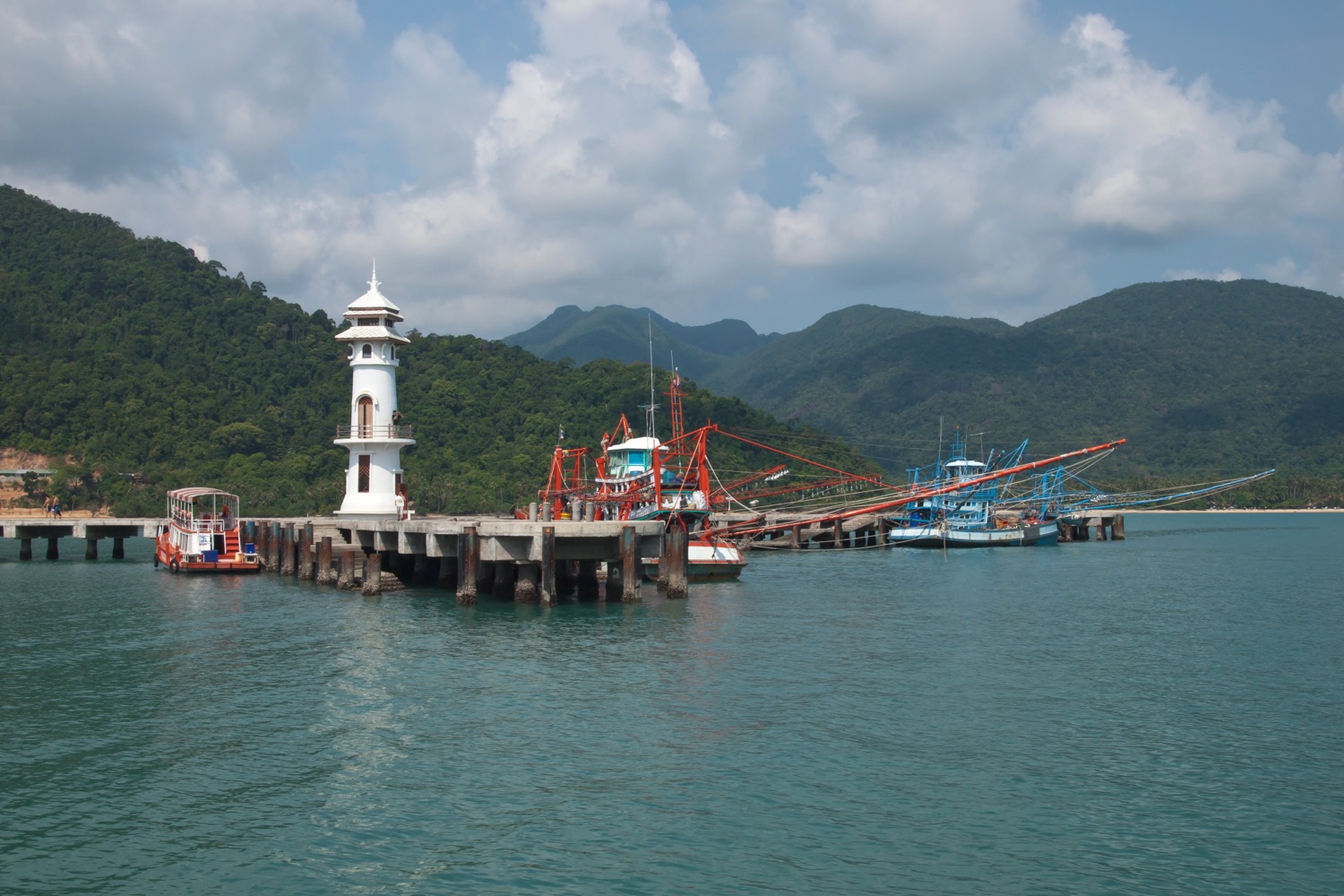 泰国象岛 Bang Bao Pier 木栈道和海边建筑