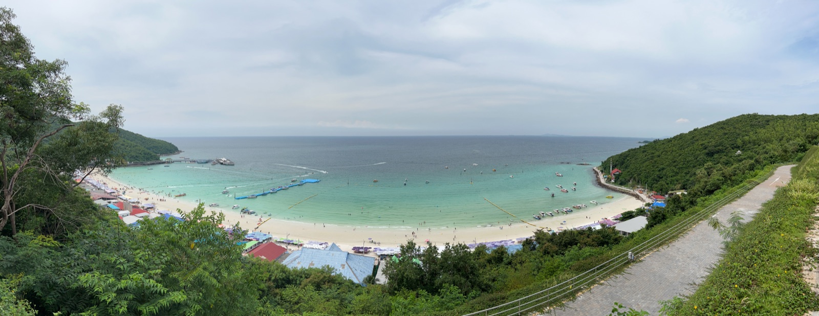 芭提雅格兰岛 Tawaen Beach 海湾和山坡全景