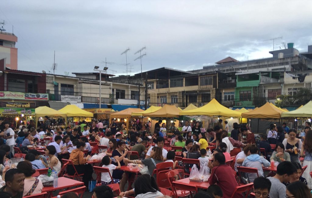 甲米 Walking Street 夜市食物摊位和游客动线