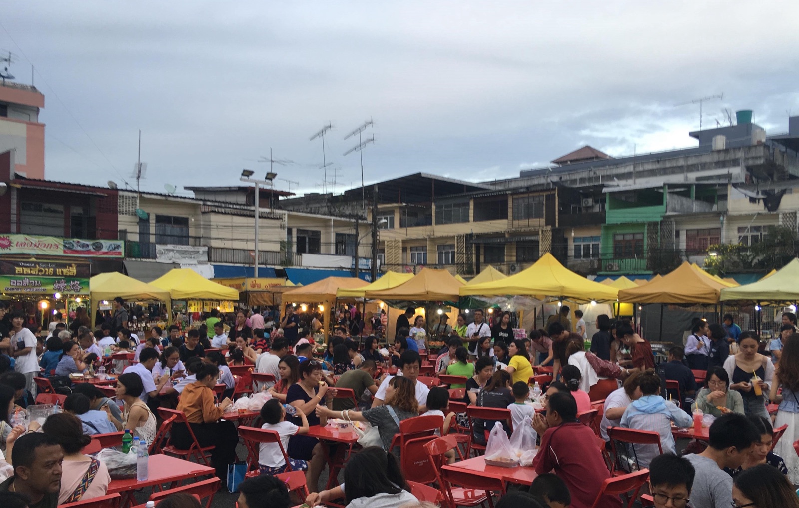 甲米 Walking Street 夜市食物摊位和游客动线