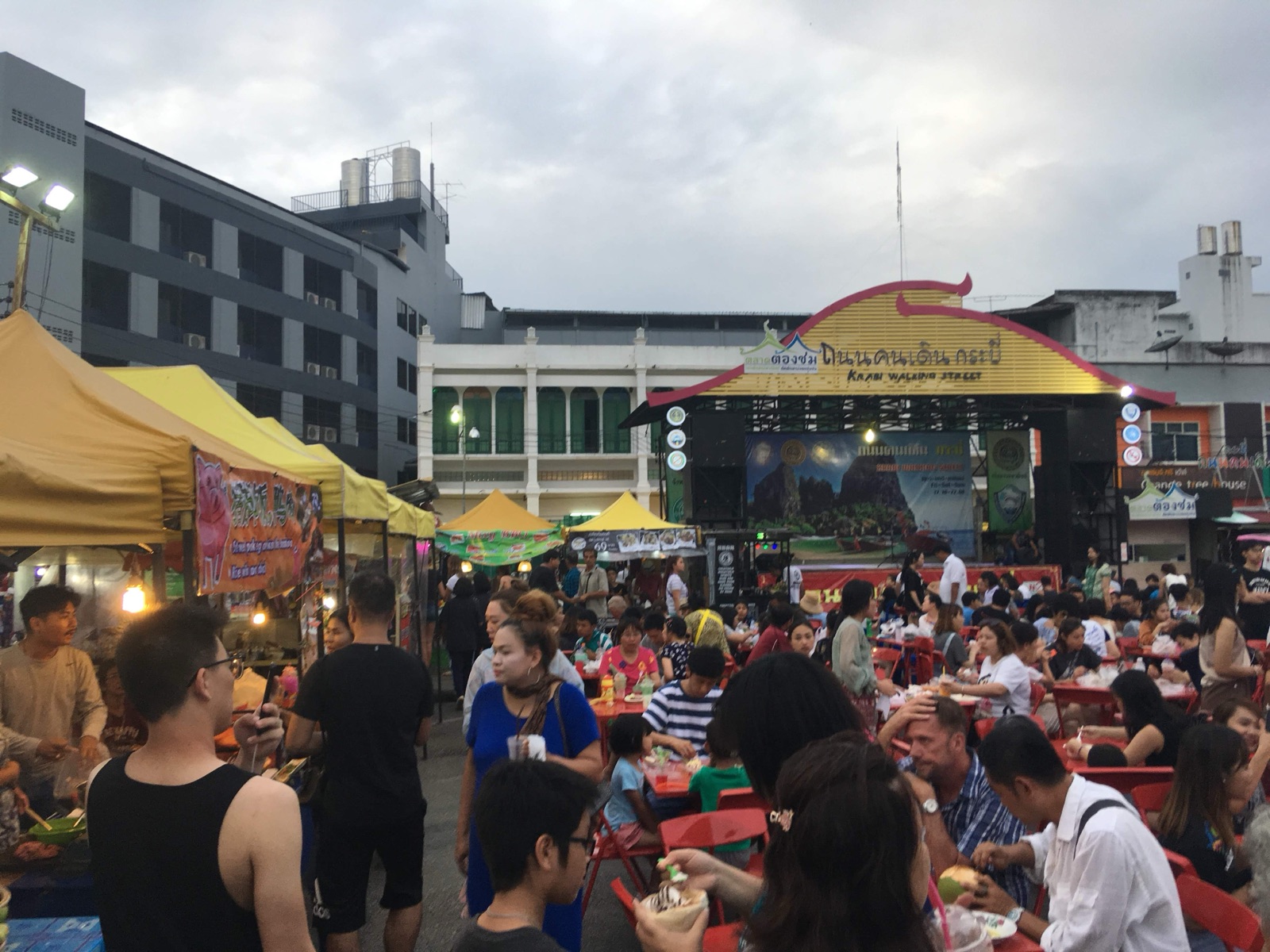 甲米 Walking Street 夜市摊位和游客