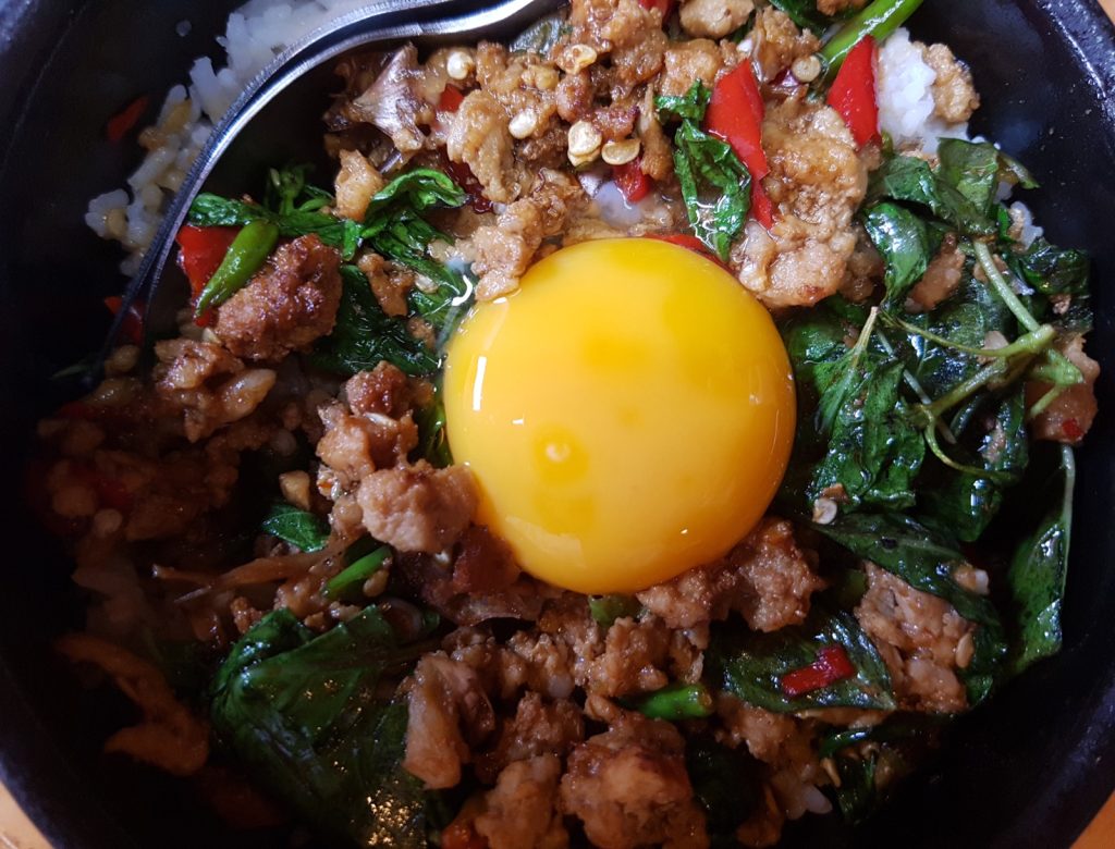 曼谷打抛猪肉碎配煎蛋和米饭