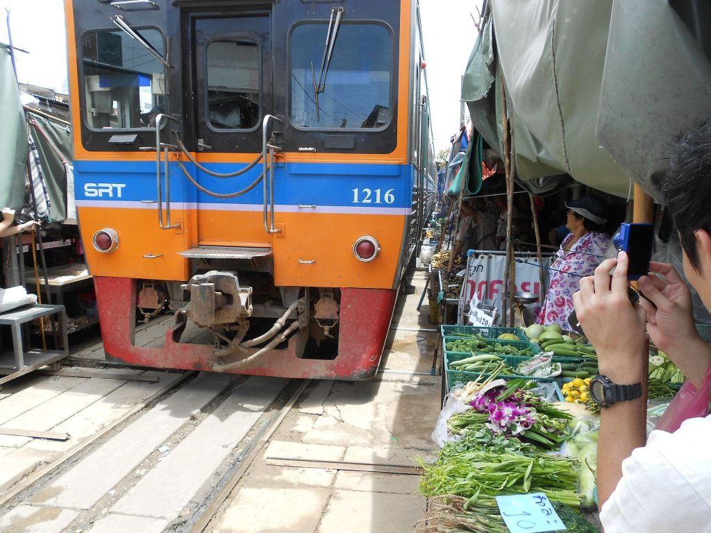 美功铁路市场列车线路与市场街景