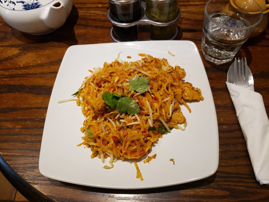 餐厅里装盘的 Pad Thai 泰式炒河粉
