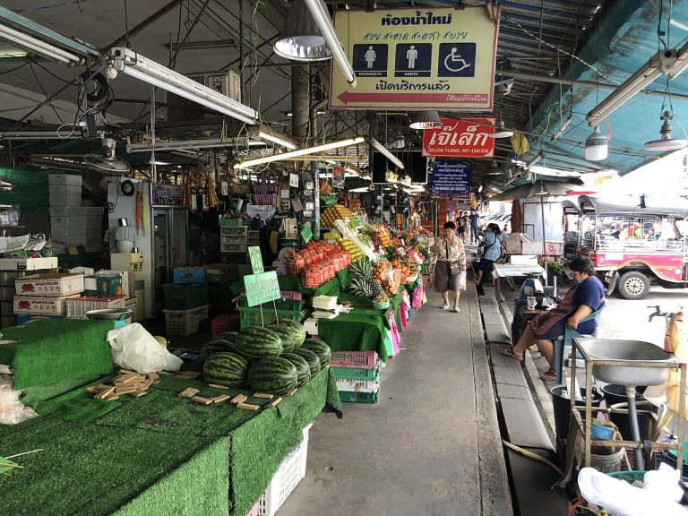 美功铁道市场拍火车 时刻表和站位决定成片率