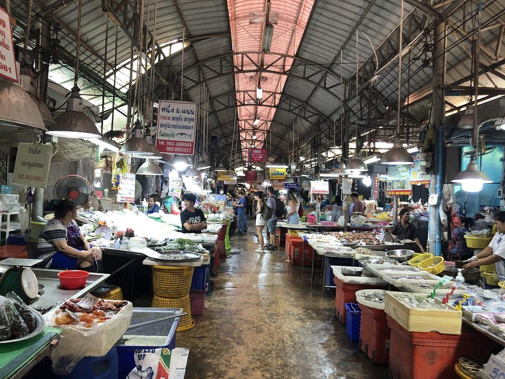 美功铁道市场游客等待火车通过