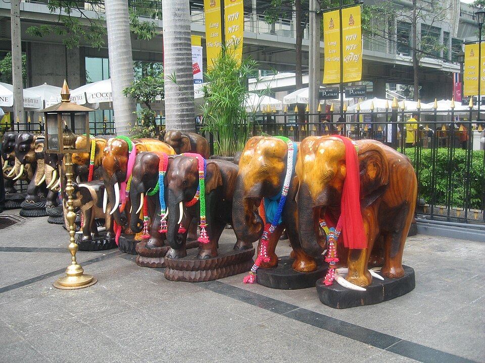 曼谷四面佛供品花环香烛和木象