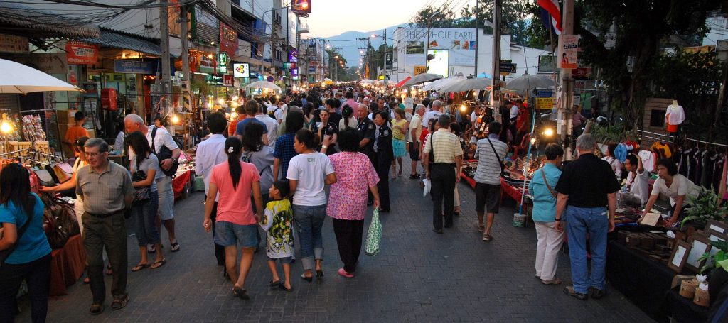 清迈周日步行街夜市人流与摊位