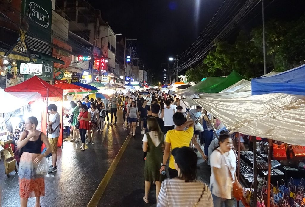清迈周日夜市摊位与手作商品