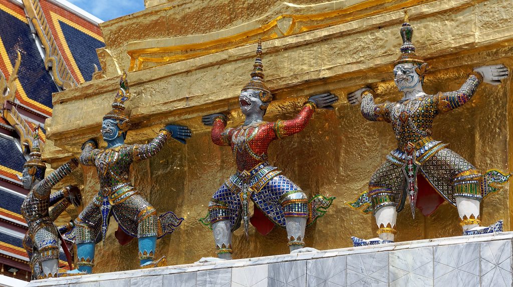 曼谷玉佛寺建筑细节与金色装饰