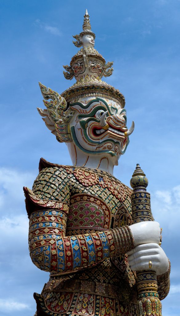 玉佛寺守护神雕像与入口细节