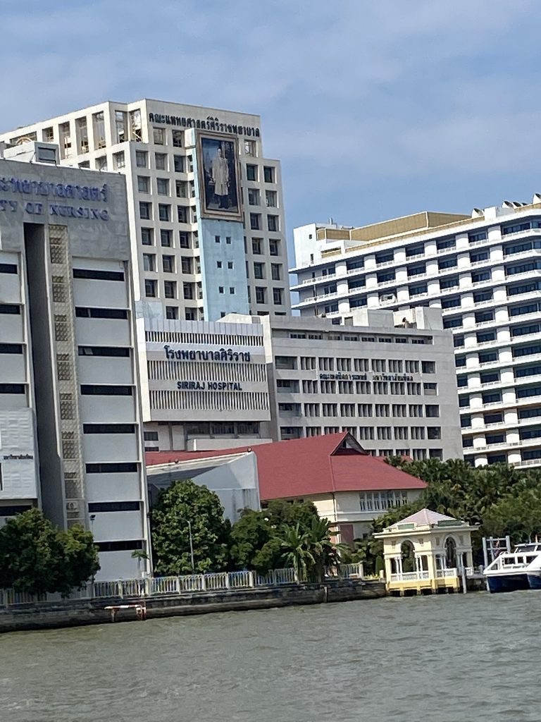 Tha Maharaj 河边望向 Siriraj 医院