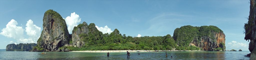 甲米 Phra Nang Beach 的沙滩、海水和石灰岩岩壁
