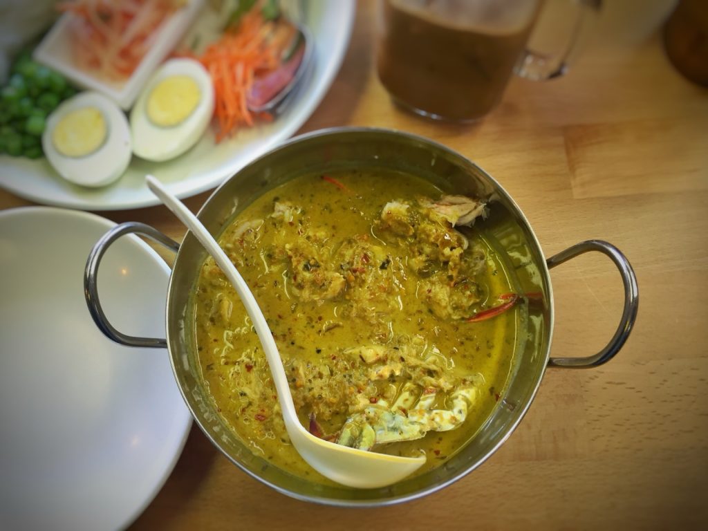 蓝蟹蟹肉咖喱和米线配菜，适合观察蟹肉量和酱汁颜色