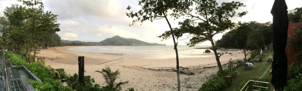 普吉岛卡马拉海滩的海边风景