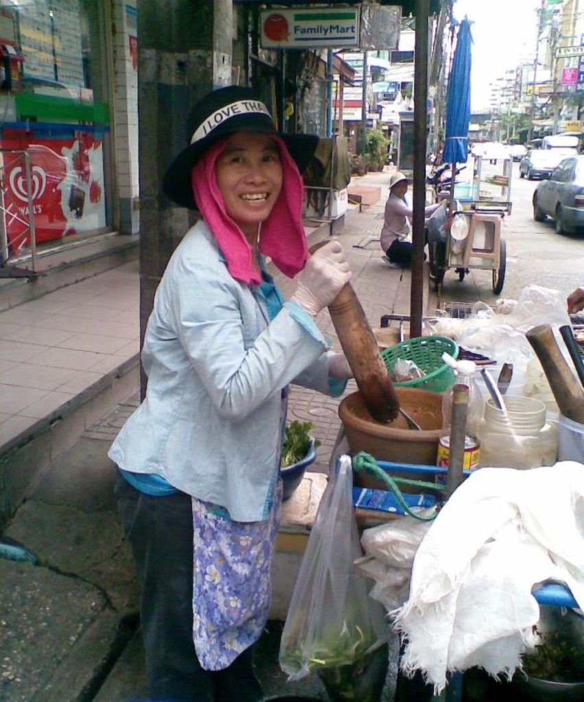 泰国路边摊用臼制作青木瓜沙拉 Som Tam