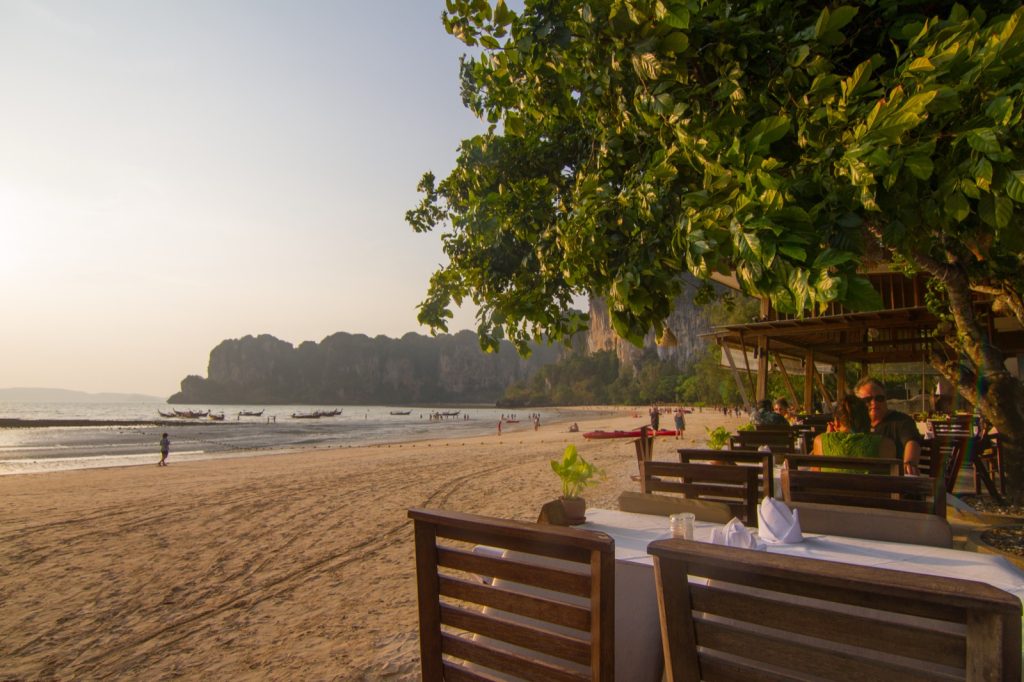白天的甲米 Railay Beach 海湾和石灰岩山体