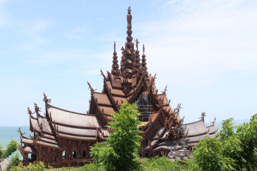 芭提雅真理寺侧面木建筑外观和庭院