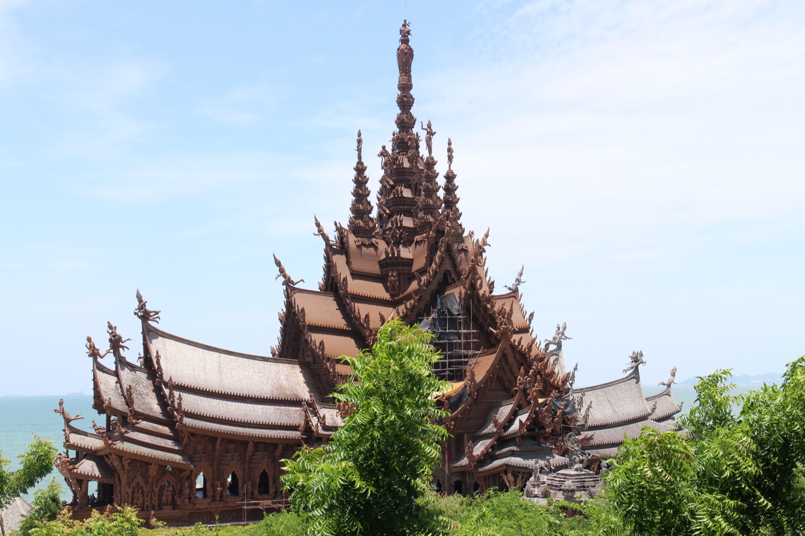 芭提雅真理寺侧面木建筑外观和庭院