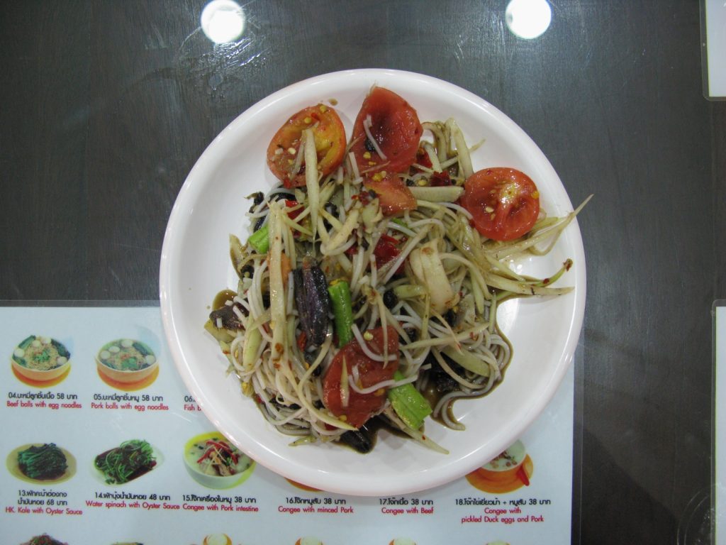 曼谷餐桌上的泰国青木瓜沙拉 Som Tam