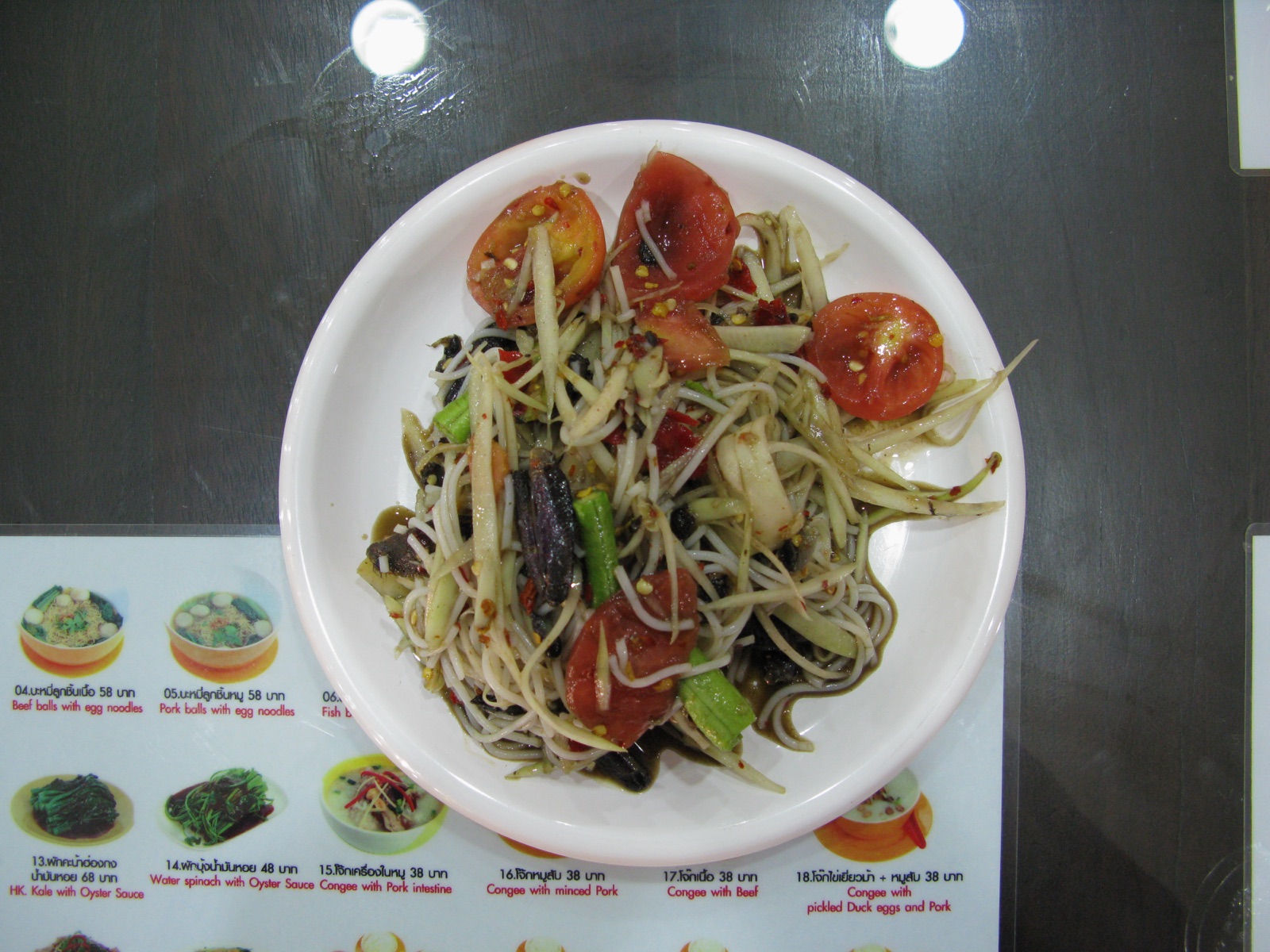 曼谷餐桌上的泰国青木瓜沙拉 Som Tam