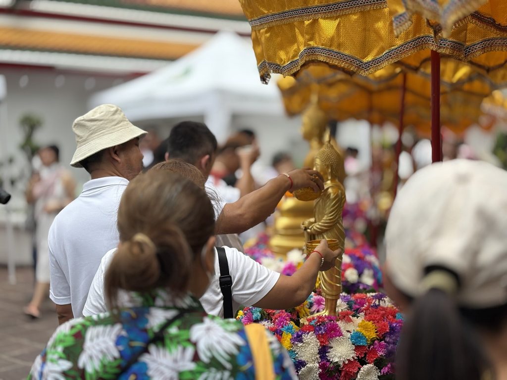 曼谷卧佛寺宋干节浴佛仪式