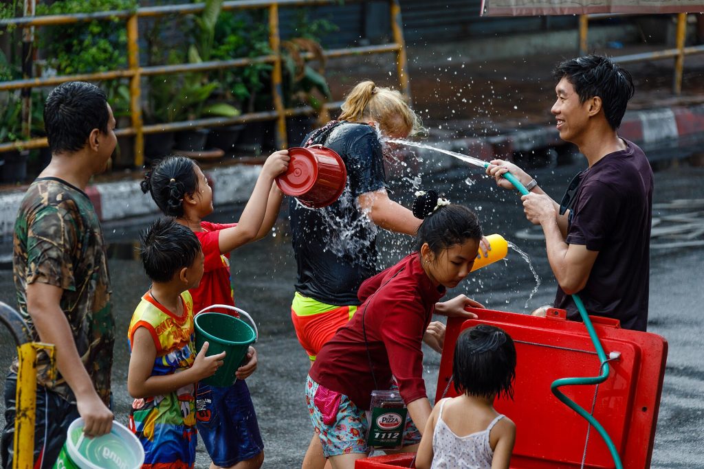 泰国清迈宋干节街头泼水庆祝现场